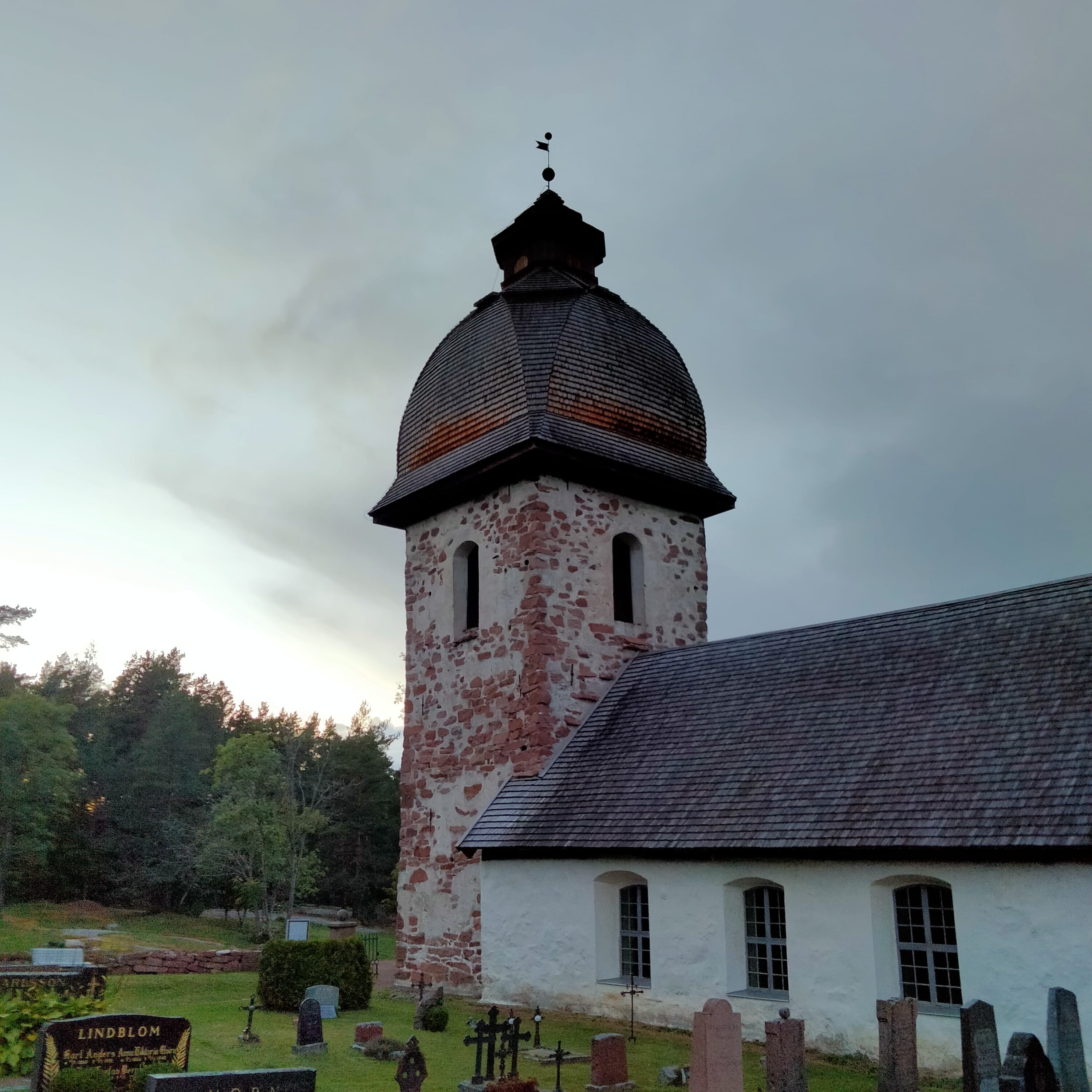 Vårdö kyrka höst